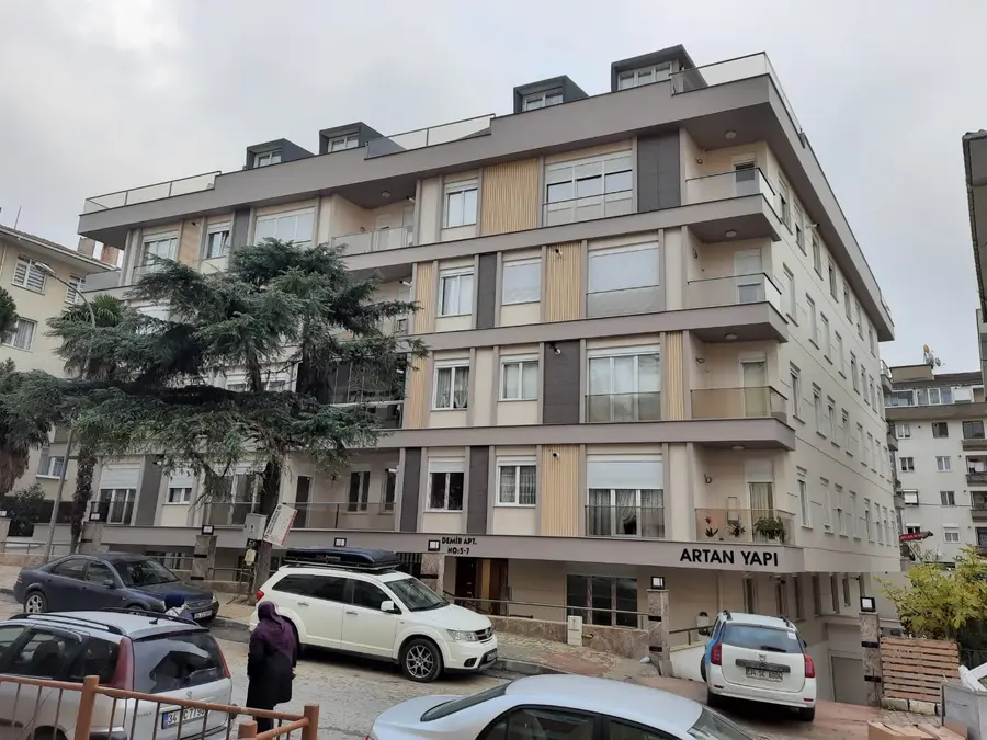 Demir Apartmanı — Merkez