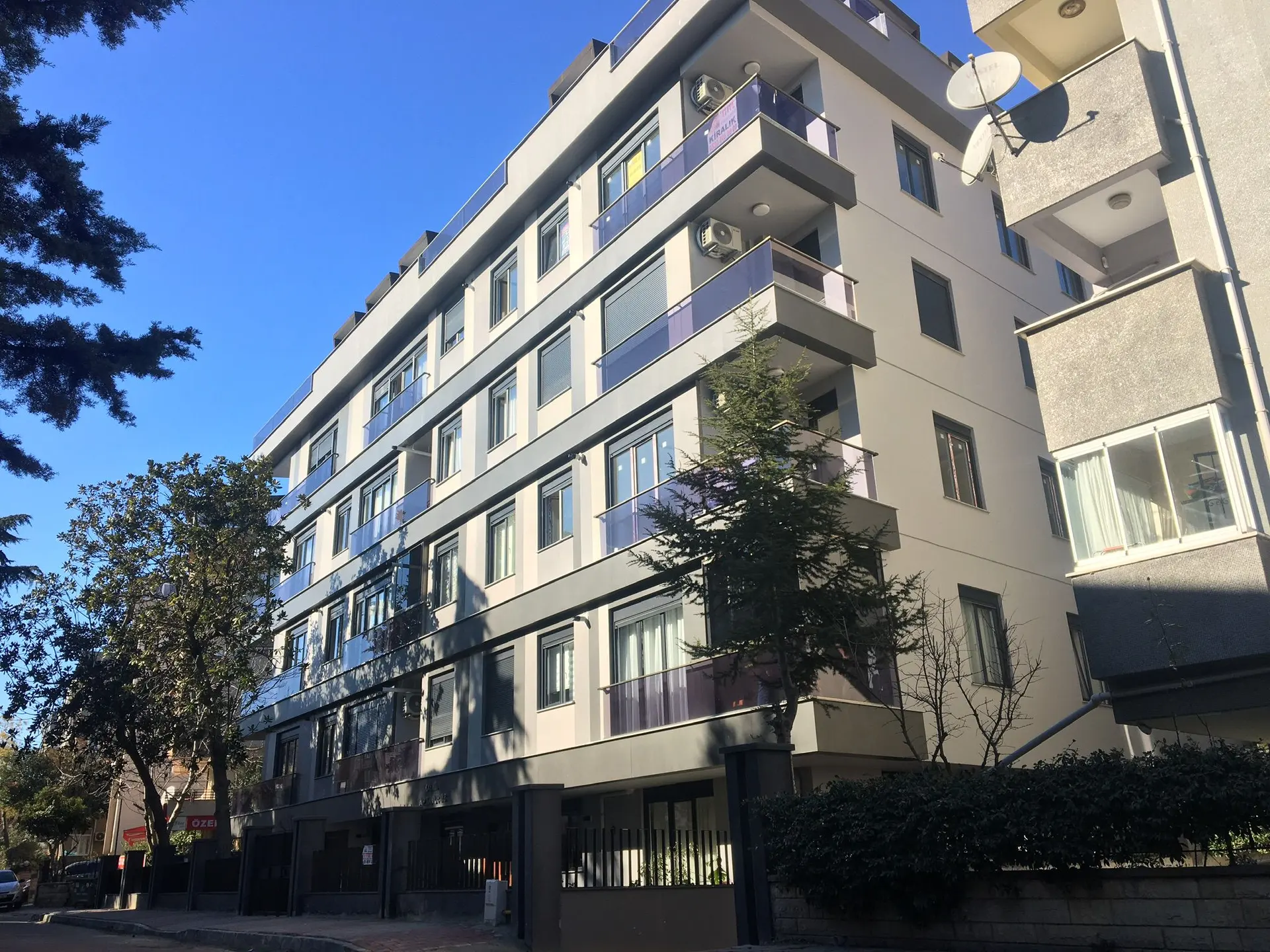 Küçükyalı Sahil Derin Apartmanı — Küçükyalı
